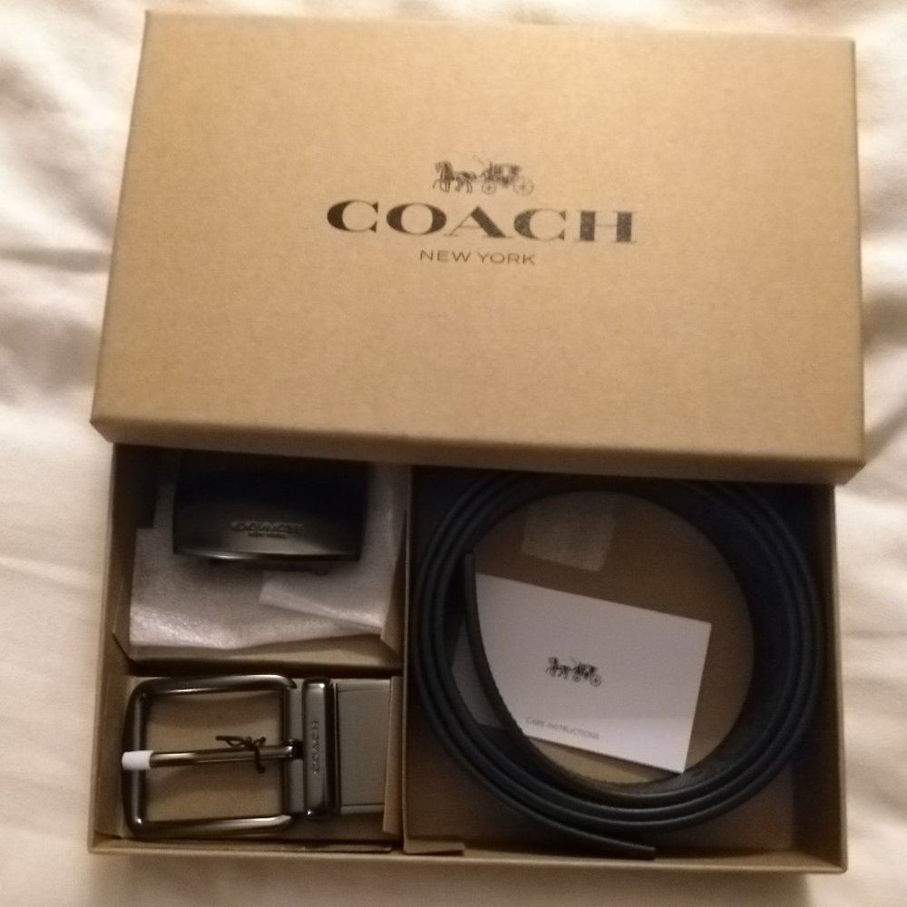 ✨Host Pick✨ Coach Boxed Reversible Leather Belt & Two Black buckles ✨NWT✨